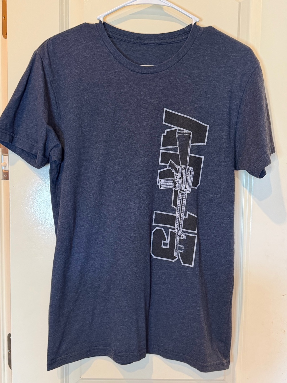 Mens blue gray Short Sleeve tshirt bare arms AR 15 gun rifle military Small